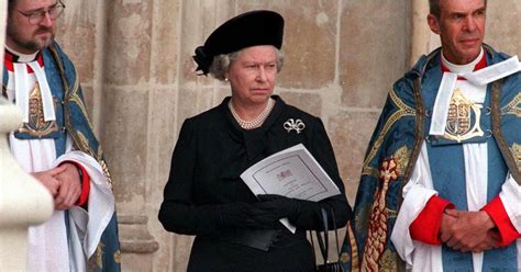 Aunque mucha gente asistió al funeral, la princesa del pueblo fue enterrada en privado. What Did Queen Elizabeth II Do at Diana's Funeral That the ...