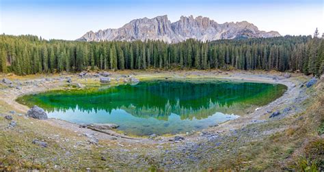 Karersee Oder Lago Di Carezza Befindet Sich Ein See Mit Bergkette Der