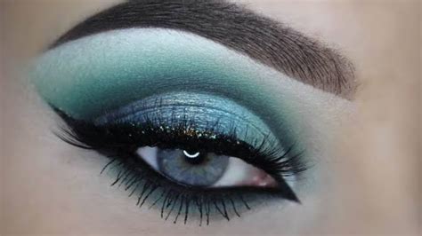 Glamorous Green Cut Crease Eyeshadows Tutorial Green Eye Makeup