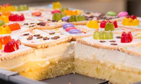 Butterkeks- Kuchen vom Blech mit cremiger Pudding -Sahne- Füllung und bunt
