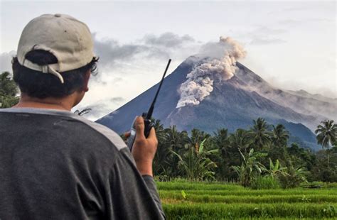 In Pictures Indonesias Merapi Volcano Unleashes River Of Lava