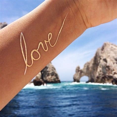 Henna tattoos are to go for in case you wish to try. Love it! Great tattoo for summer ️ | Gold temporary tattoo