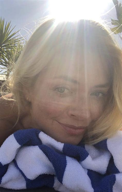 Itv Im A Celeb Holly Willoughby Teases Topless Sunbathing Down Under