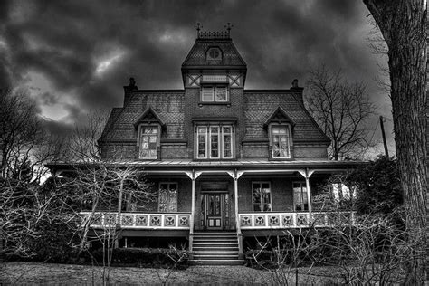 Mysterious And Spooky Altogether Ooky Creepy Houses Scary Houses Old Abandoned Houses