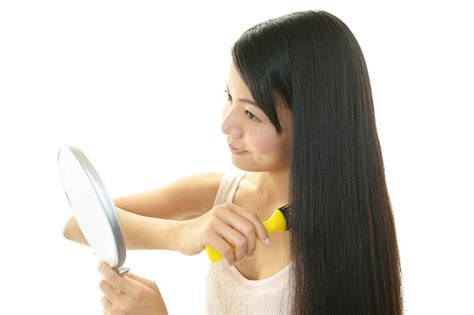 Rambut manusia sebagian besar tersusun atas protein, setidaknya 95% berat rambut merupakan protein. Cara Menebalkan Rambut Secara Alami - Alodokter