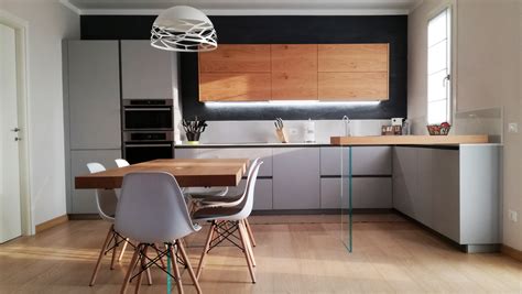 L' organizer kitchen con tre aree, barre e fondo perforato. Cucina Grigio Opaco con Particolari in Legno di Rovere ...