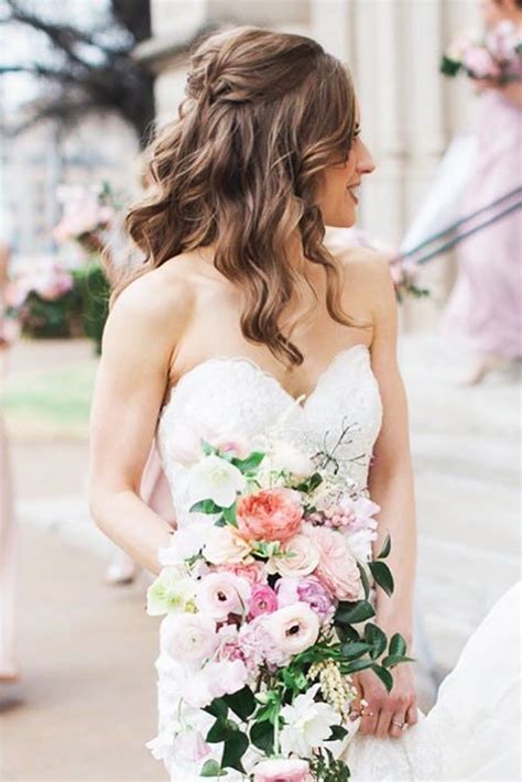 Curly wedding hairstyles for medium length hair. 25 CAPTIVATING WEDDING HAIRSTYLES FOR MEDIUM LENGTH HAIR ...
