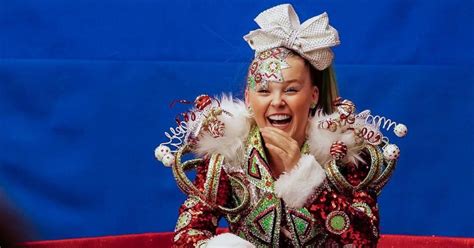 Her weight is 42 kg and her height is 4 ft 11 in. Multi-Talent Jojo Siwa - Influencerin hat eine Freundin