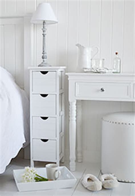 Discover our huge range of modern and traditional dining tables in ceramic, high gloss, solid oak and glass, with lots of extending dining tables to cater for all those extra guests. Extra small bedside table with drawers 25cm. The White ...