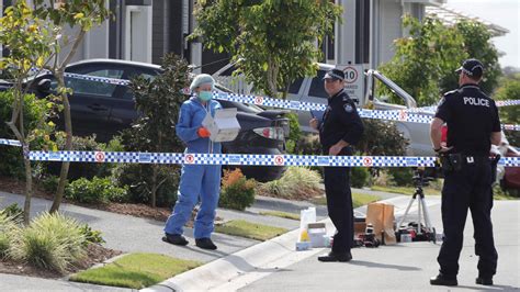 Bowden reçoit une balle dans la jambe. Shane Bowden dead: Bikie murder sees gangs 'back on Gold ...