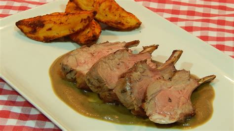 Aquí tenéis una receta de pierna de cordero al horno aromatizada con especias, hierbas y vino de oporto, que le aporte un toque dulzón que contrasta muy bien con la. Receta fácil de carré de cordero al horno - YouTube