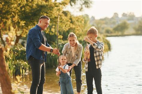 En Verano Padre Y Madre Con Hijo E Hija Pescando Juntos Al Aire Libre