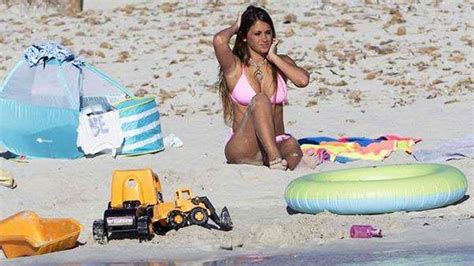 Antonella Roba Miradas Con Su Bikini Rosa
