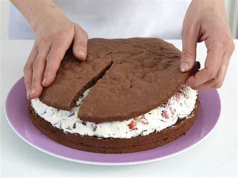 Natürlich kannst du dich auch für himbeeren oder anderes obst in der füllung entscheiden. Erdbeer-Stracciatella-Torte - so geht's | LECKER | Kuchen ...
