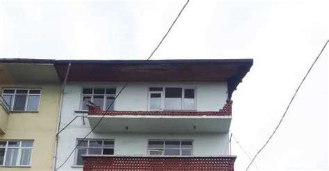 Kuvvetli rüzgar balkon duvarını yıktı Vitrin Haber Sinop Haberleri