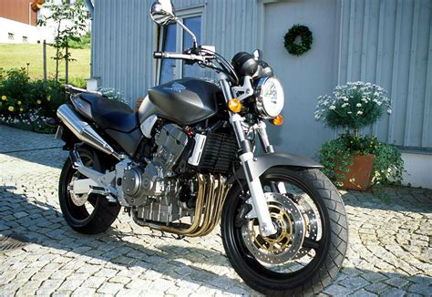 The honda hornet range first began in 1998, taking an old dependable cbr600f sportsbike engine and shoehorning it into a basic chassis to create the cb600f. File:Honda Hornet 900 4.jpg - Wikipedia