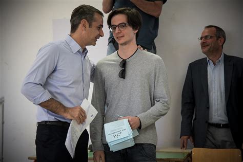 Στις 12 οι ανακοινώσεις μητσοτάκη για τις διευκολύνσεις στους πλήρως εμβολιασμένους. Μαζί με τον γιο του άσκησε το εκλογικό του δικαίωμα ο ...