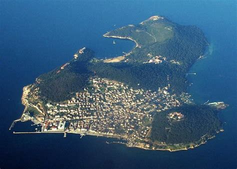 Its distance to the nearest point is in the mainland is about 1.5 kilometres (0.93 mi). Heybeliada