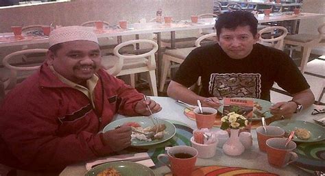 Tugas seorang helper gudang tentu tidak mudah dan membutuhkan kerja keras yang tinggi. Menulislah dan Engkau akan Bisa Biayai Dirimu Sendiri | Palontaraq