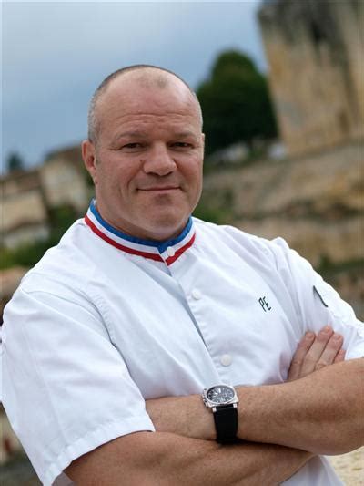 Blouson de cuir, épaisse barbe brune, cheveux gras broussailleux, lunettes. Cauchemar en cuisine version française est de retour