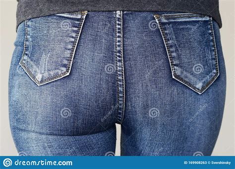 El Culo De La Mujer En Pantalones Delgados Y Ajustados Imagen De