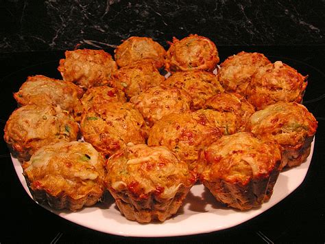 Mit schinken, käse oder gemüse lassen sich herzhafte kuchen vielseitig variieren. Herzhafte Kürbis-Muffins mit Speck und Käse von ...