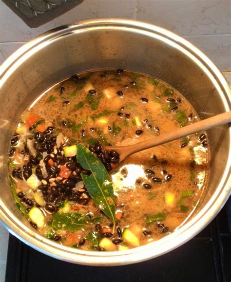 La zuppa di cavolo nero è un buon modo per mangiare un ortaggio tra i più salutari di cui disponiamo. Zuppa di Farro e Fagioli Neri - Devuccia