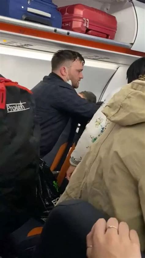 Brit Who Threatened Air Hostess Kicked Off Easyjet Flight Daily Star