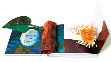 其中有圖畫書裡的聖經之稱的《好餓的毛毛蟲》（the very hungry caterpillar），被超過70種不同的語言翻譯出版，銷售銷過5500萬本，平均每30秒，就在世界某一個角落賣出一本。 《好餓的毛毛蟲》是他在圖書館工作的姑姑給他的生日禮物。 好餓的毛毛蟲立體洞洞書：50週年紀念版