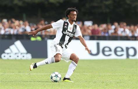 Game log, goals, assists, played minutes, completed passes and shots. Official - Cuadrado commits his future to Juve - ronaldo.com