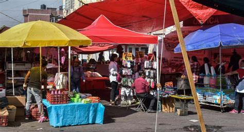 La economía informal o economía irregular es la actividad económica que es invisible al estado por razones de evasión fiscal o de controles administrativos (por ejemplo, el trabajo doméstico no declarado. Trabajo informal: más que una elección, una necesidad
