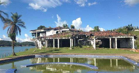 Onu diğer suçlulardan ayıran şey ise hem sıra dışı hayatı hem de ölümü Paintball spelen in de oude villa van Pablo Escobar in ...
