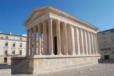 The plan is divided roughly into three uneven parts. Maison carrée | Top Maison
