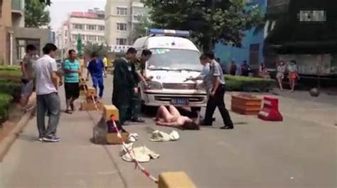 Naked Woman Blocks Ambulance From Reaching Husband S My Xxx Hot Girl