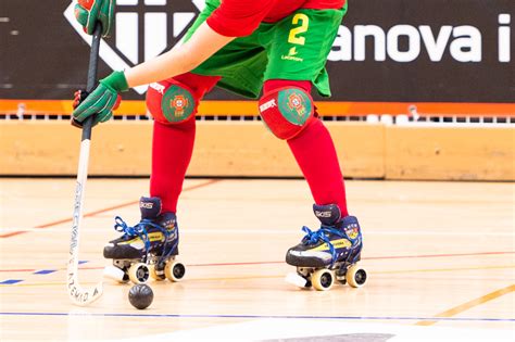 Hóquei em patins é um desporto coletivo que se joga num ringue e onde os jogadores se servem de patins e de um stick para conduzir uma bola e marcar golo na baliza do adversário. Hóquei em Patins. I Divisão volta a ser decidida nos ...