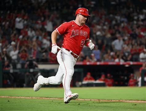 What Pros Wear First Look At Mike Trouts Nike Force Zoom Trout 8