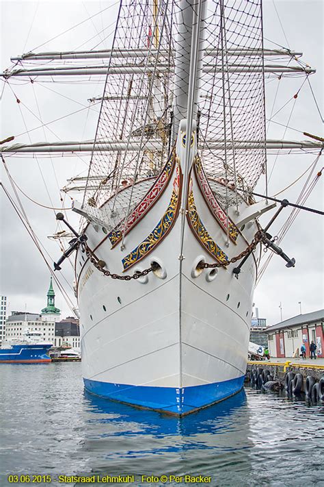 On board you participate on the daily rutines of the ship alongside the professional crew, standing lookout, steer the ship and set sails. Backerbilder.no - Statsraad Lehmkuhl