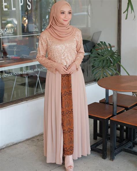 4 Ide Padu Padan Kebaya Brokat Hijab Warna Nude Dan Rok Batik Untuk