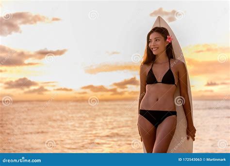 Surfista Feliz De Playa Mujer Asiática Estilo De Vida Surf Relajante Con Surf Atleta Sana Activa