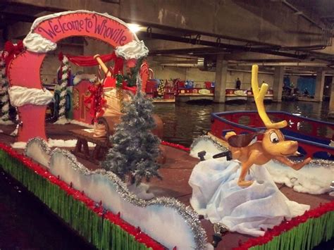 The excitement is everywhere, from the moment the homemade floats find their places. Lighted Christmas Floats | Paseo Del Rio Getting Ready For ...