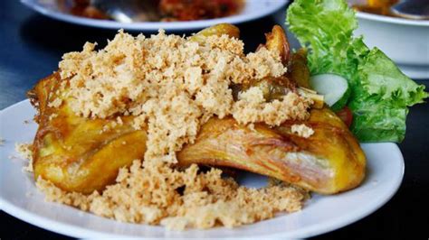 Ayam betutu sendiri merupakan pengolahan ayam yang dimasak secara utuh menggunakan bumbu khas yang mampu membuat banyak orang tergoda untuk bagi anda yang merasa tertarik ingin menghidangkan resep ayam yang satu ini, maka anda bisa mencoba resep ayam betutu yang telah. 8 Resep Ayam Goreng dari Bumbu Lengkuas Sampai Kecap Pedas ...