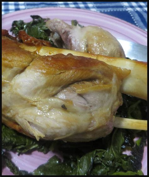 Lo stinco va messo su un fornello a gas in modo da eliminare i peli dalla pelle, oppure raderlo con un rasoio molto accuratamente (1). Stinco di maiale alla birra , gustoso e facile ! #stinco # ...