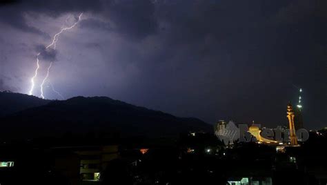 You know what you get when you mix a thunderstorm with cool, moist air at 40,000 feet? Ribut petir diramal melanda lagi malam ini | Harian Metro