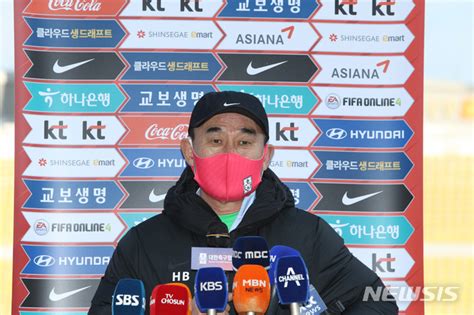 올림픽를 포함한 전 세계 여러 대회의 최신 축구 뉴스, 라이브 스코어, 경기 결과와 일정, 순위, 이적 소식에 선수 프로필까지. 김학범호 3월 소집 명단 발표..2002년생 엄지성 발탁