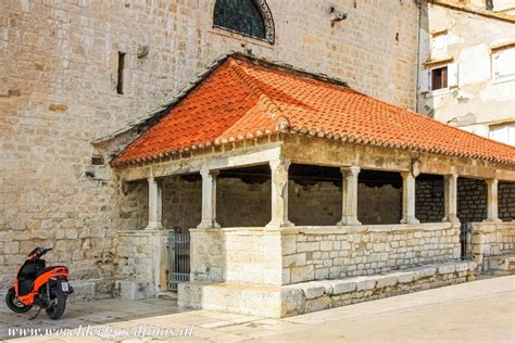 Trogir ist eine 2800 jahre alte historische stadt die auch „museumsstadt genannt wird, und das war auch der hauptgrund das trogir eine stadt ist die zur weltkulturerbe der unesco gehoert. Werelderfgoedfoto's - Historische stad van Trogir