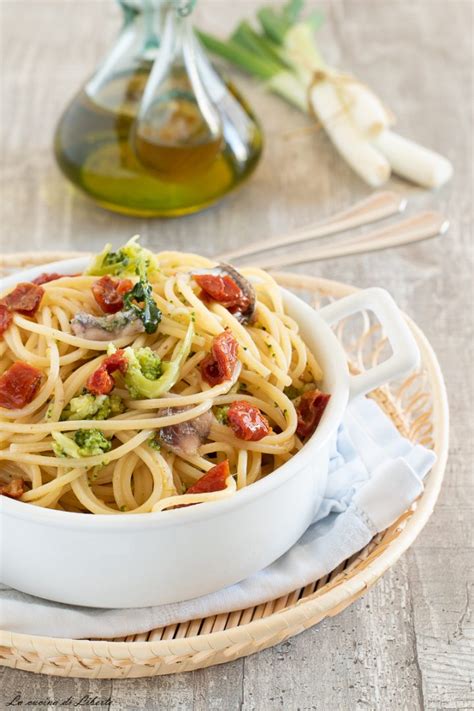 Pasta con broccoli e pomodori secchi | Pasta con broccoli