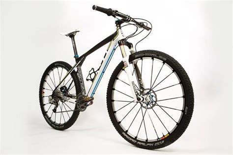 Sie sind zwischen 21 und 44 kilometer. Unterschiede zwischen Downhill-Bikes, Enduro, Freeride und ...