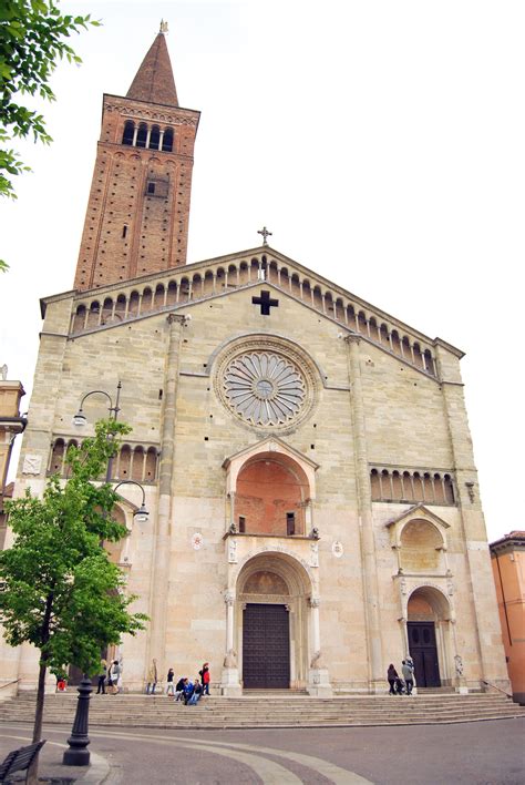 Cosa fare a piacenza la sera. Piacenza: Il Duomo - Viaggi, vacanze e turismo: Turisti ...