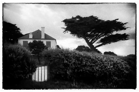 In den dörfern wird der leichnam des verstorbenen im haus ausgelegt, vor der tür steht ein tisch mit dem beileidsregister. Haus in der Bretagne Foto & Bild | europe, france ...