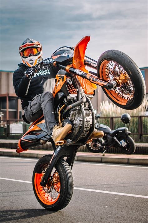 3000x2000 urban biker doing wheelie, hd bikes, 4k wallpaper, image>. Épinglé sur Motorbikes